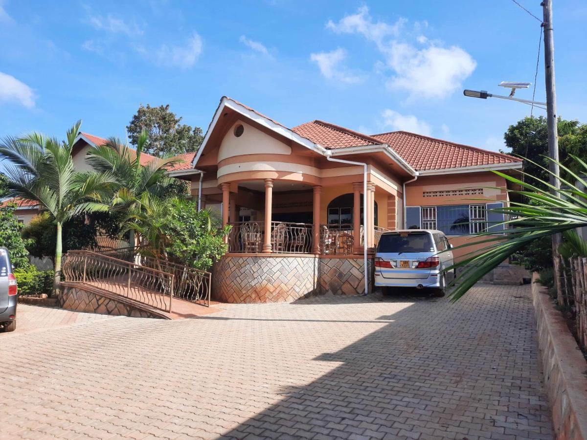 Airport Side Hotel Entebbe Esterno foto