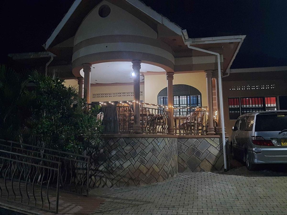 Airport Side Hotel Entebbe Esterno foto
