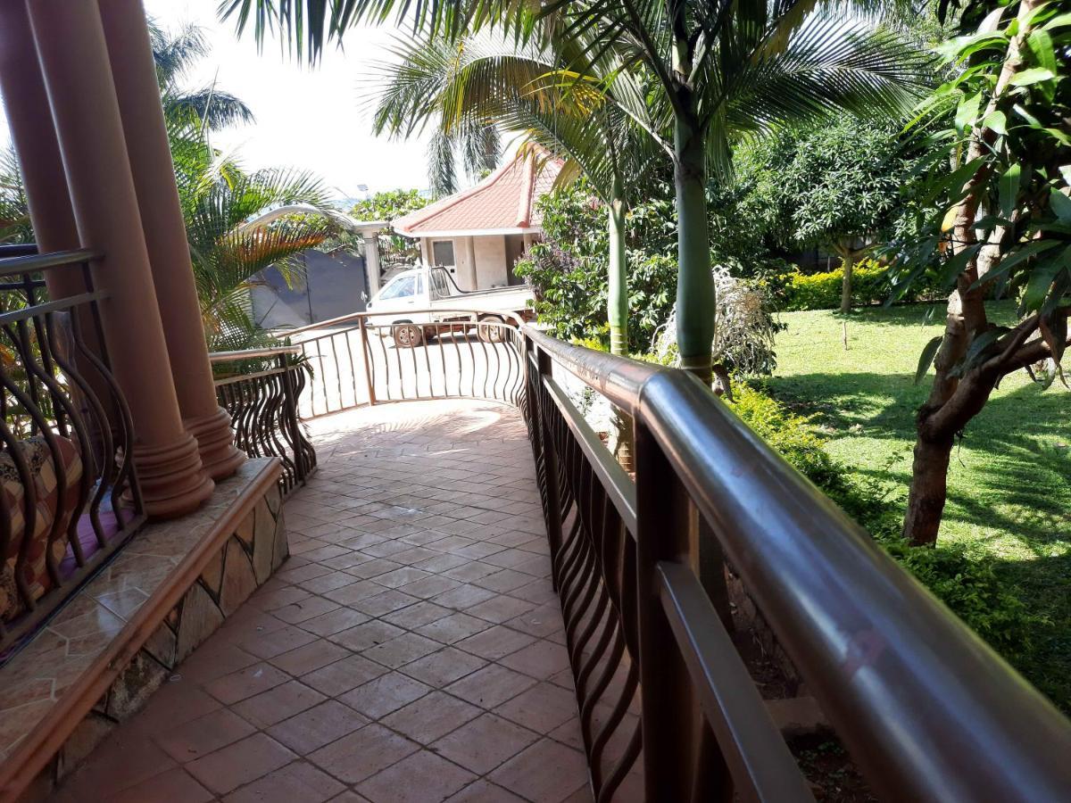 Airport Side Hotel Entebbe Esterno foto