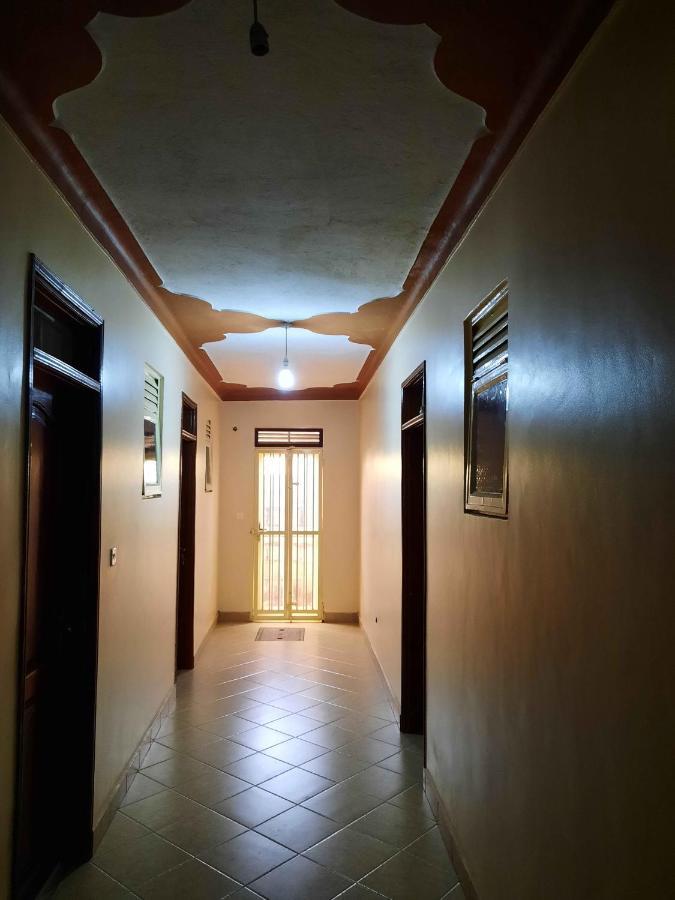 Airport Side Hotel Entebbe Esterno foto