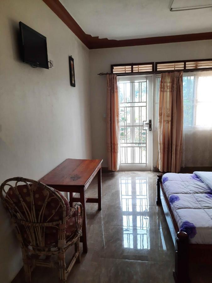 Airport Side Hotel Entebbe Esterno foto