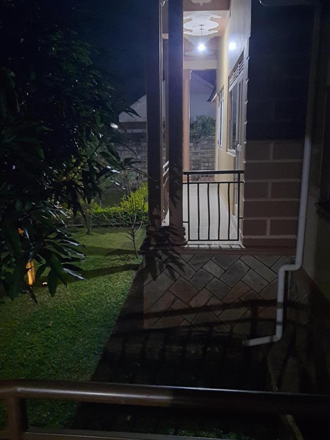 Airport Side Hotel Entebbe Esterno foto