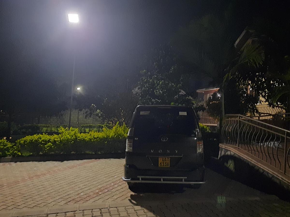 Airport Side Hotel Entebbe Esterno foto