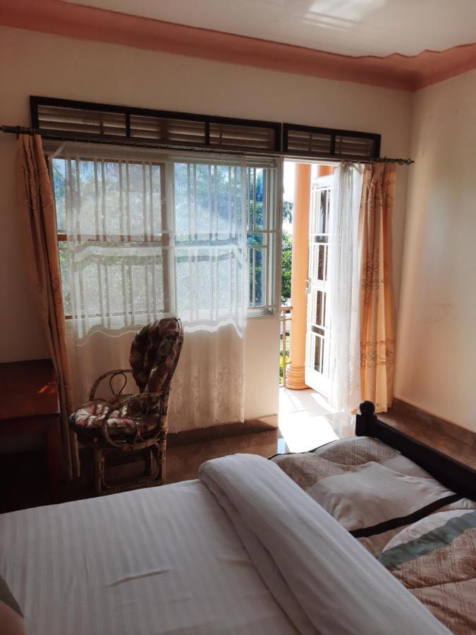 Airport Side Hotel Entebbe Esterno foto