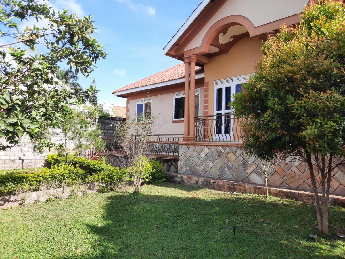 Airport Side Hotel Entebbe Esterno foto